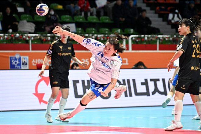 경남개발공사 김소라가 돌파슛을 시도하고 있다. / 사진제공=한국핸드볼연맹