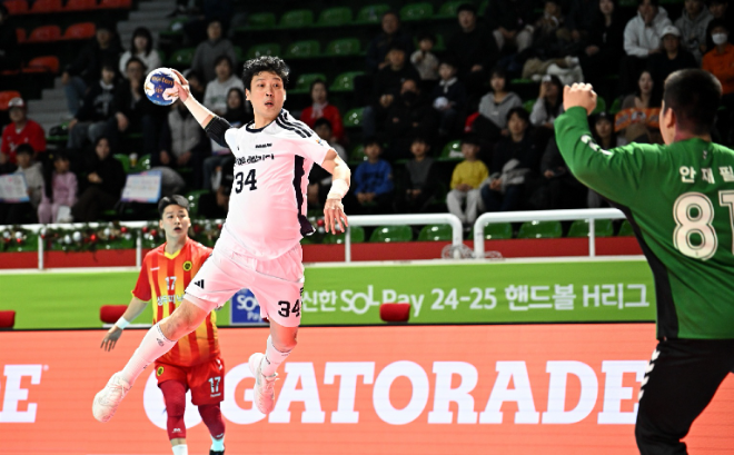 두산 강전구가 점프슛을 시도 중이다. / 사진제공=한국핸드볼연맹