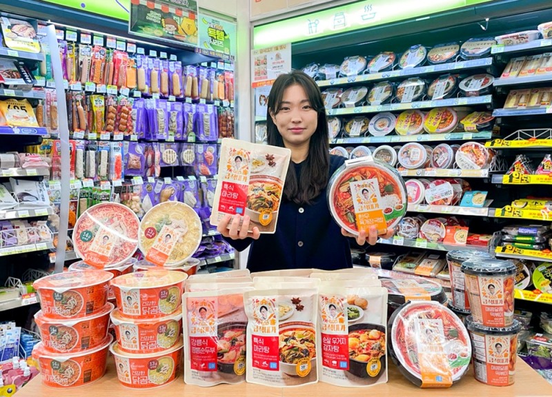 CU의 급삭대가 콜라보 상품이 누적 80만 개를 돌파하며 큰 인기를 몰고 있다. 이러한 인기에 힘입어 지난 1일부터 급식대가 국물 즉석식 상품을 선보이며 30% 할인 이벤트도 진행한다.