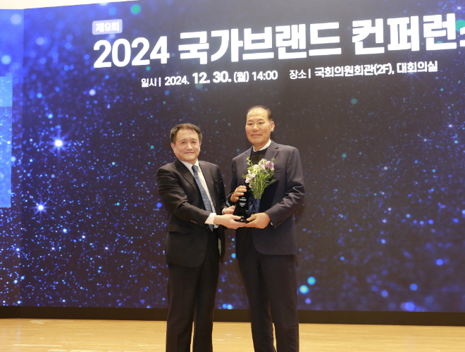 (왼쪽부터) 조동성 산업정책연구원 이사장, 최등규 대보그룹 회장 ⓒ대보그룹