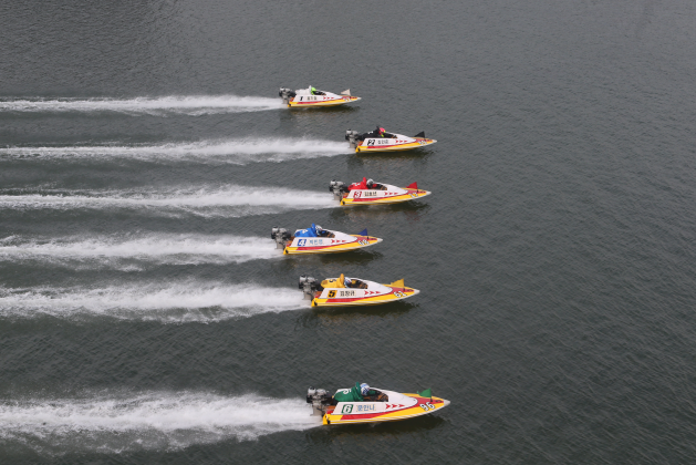 미사 경정장에서 선수들이 물보라를 일으키며 질주하고 있다