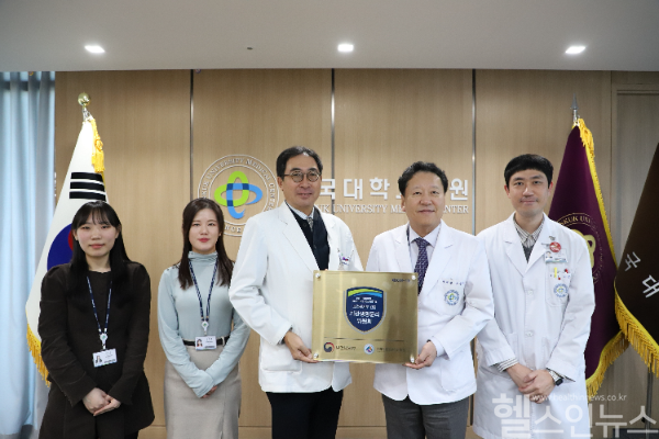 왼쪽부터 이지은 행정간사, 김진경 행정간사, 이상헌 IRB 위원장, 유광하 건국대병원장, 이성호 간사 (건국대병원 제공)