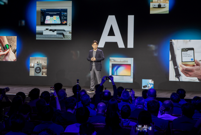 삼성전자는 미국 라스베이거스에서 열리는 세계 최대 전자 전시회 ‘CES 2025’ 개막에 앞서 5일(미국 현지시간) ‘삼성 퍼스트 룩 2025’을 진행해 삼성 비전 AI를 공개하며 AI 스크린의 미래를 제시했다고 밝혔다. 사진은 삼성전자 영상디스플레이사업부장 용석우 사장이 5일(현지시간) 진행된 ‘삼성 퍼스트 룩 2025’ 행사에서 기조연설을 하고 있는 모습. (사진 = 삼성전자 제공)