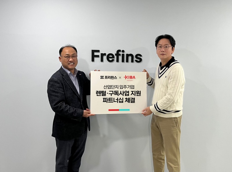 사진설명: 렌털전환(RX) 전문기업 프리핀스와 KIBA서울(한국산업단지경영자연합회 서울)이 렌털·구독사업 도입을 희망하는 서울디지털산업단지 입주사들을 대상으로 렌털전환 서비스를 지원한다고 1월 7일 밝혔다. 프리핀스 신상용 각자대표(오른쪽)와 KIBA서울 박관병 회장이 파트너십 체결 후 기념촬영을 하고 있다.