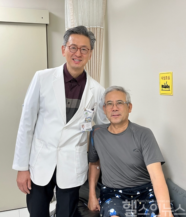 정홍근 건국대병원 정형외과 교수가 지난해 12월 10일 발목 인공관절 전치환술 500례를 달성하고 환자와 사진을 촬영하고 있다. (건국대병원 제공)