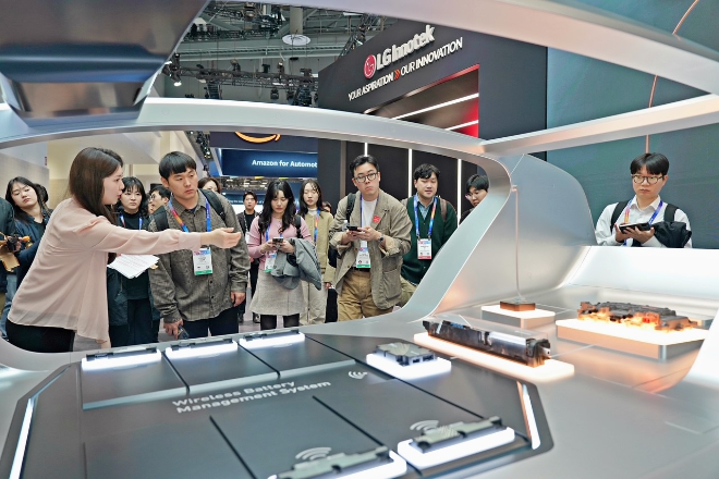 LG이노텍는 7일(현지시각)부터 나흘간 미국 라스베이거스에서 열리는 ‘CES(국제 전자제품 박람회) 2025’에 참가해, 미래 모빌리티 혁신 제품을 공개한다고 밝혔다. 사진은 6일(현지시각) 국내 기자단이 LG이노텍 프리 부스투어(Pre-Booth tour)에 참여하고 있는 모습. (사진 = LG이노텍 제공)