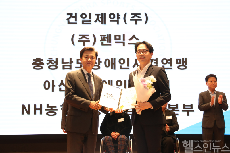 건일제약 이한국 대표(오른쪽)가 도지사 표창을 수여받고 있다. (건일제약 제공)