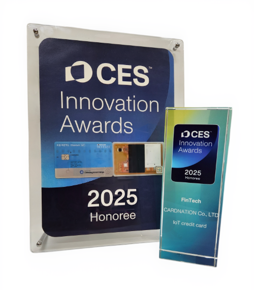 KB국민카드는 지난해 6월 카드네이션과 IoT(사물인터넷)카드 협의체를 구성해 출시한 KB국민 스카이패스 IoT 티타늄카드가 CES 2025 혁신상을 수상했다고 7일 밝혔다. 사진은 KB국민 스카이패스 IoT 티타늄카드 CES 2025 혁신상 수상 이미지. (사진 = KB국민카드 제공)