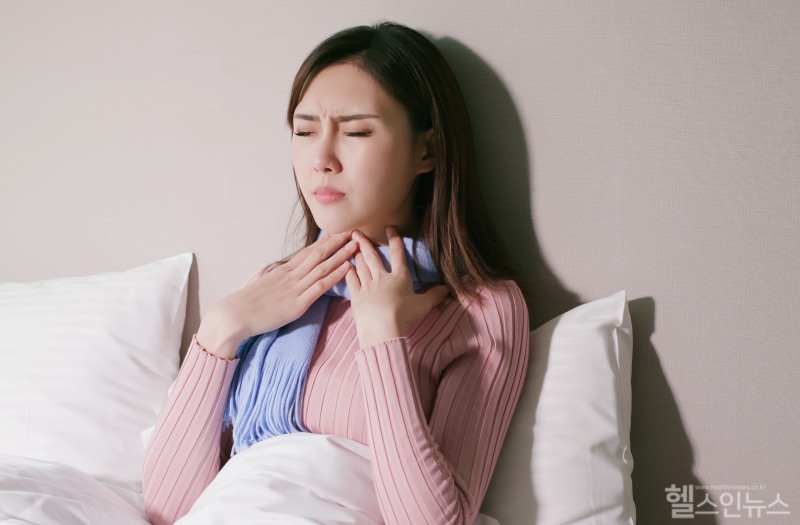 가래 뱉기가 어렵다면 그냥 삼켜도 된다. 하지만 심한 염증으로 덩어리진 가래는 목과 속을 답답하게 할 수 있어, 충분한 수분을 섭취해 묽게 만드는 것이 좋다. (클립아트코리아)