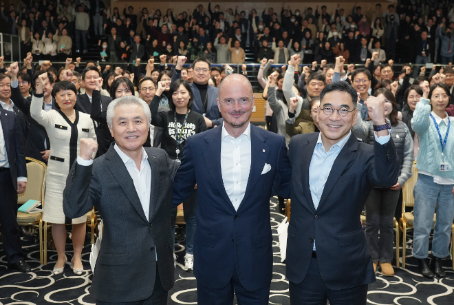 이광희 SC제일은행장(맨 오른쪽), 박종복 SC그룹 Senior Advisor (맨 왼쪽), 디에고 디 조르지 SC그룹 최고재무책임자(가운데)가 임직원들과 기념촬영을 하고있다. ⓒSC제일은행