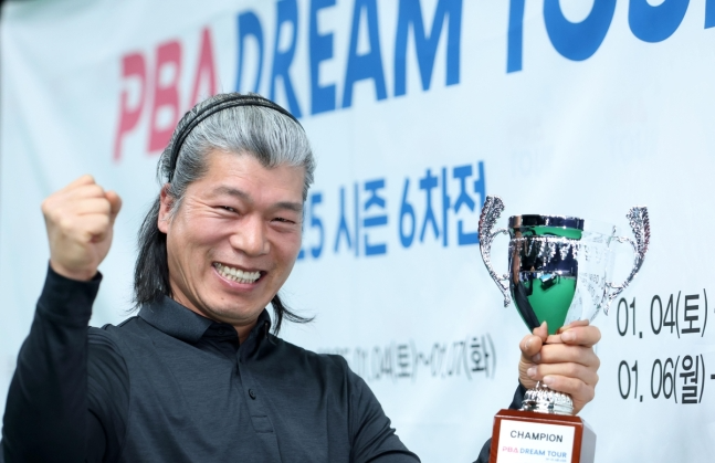 우승 트로피를 들고 기뻐하는 윤순재