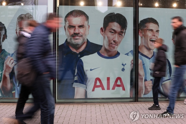 포스테코글루 감독과 손흥민 함께 담긴 토트넘 홍보물