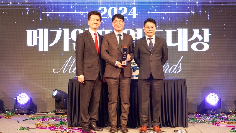 사진=(왼쪽부터) 신영일 아나운서, 박광운 사업단장, 메가인포 박용현 대표가 기념촬영을 하고 있다.