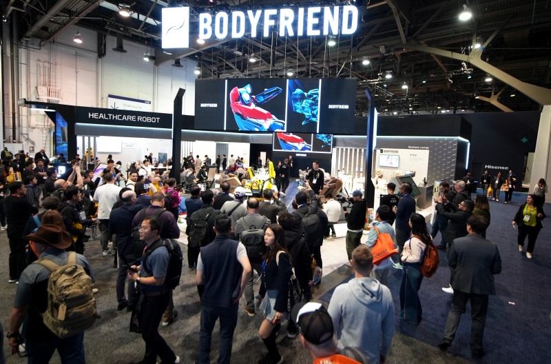 CES2025 바디프랜드 AI헬스케어로봇 733 시연 행사에 몰려든 참관객들