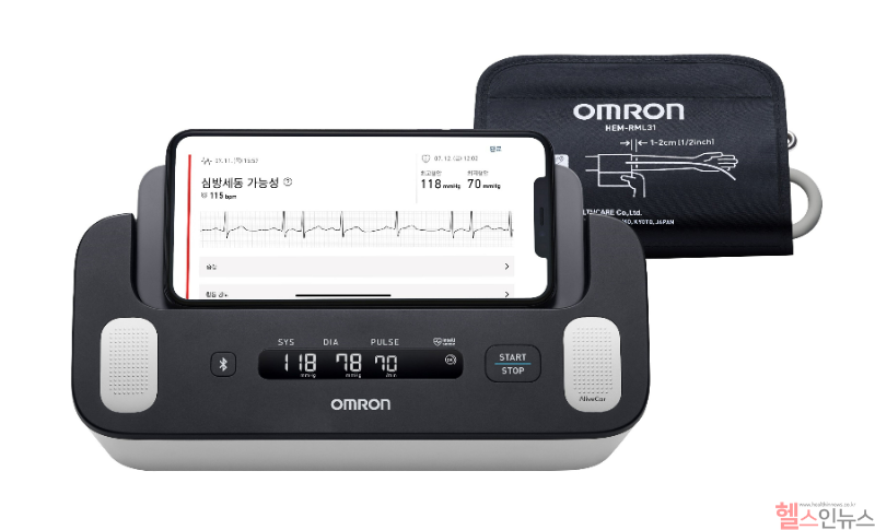 가정에서 혈압과 심전도를 동시에 측정할 수 있는 ‘오므론 컴플리트’ (오므론헬스케어 제공)