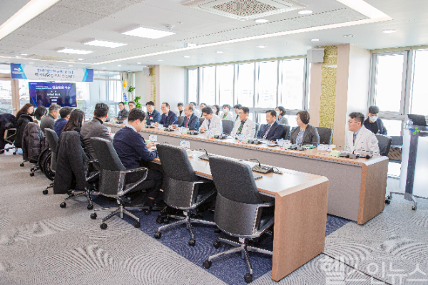 한국개발연구원(KDI) 연구진이 8일 오후 부산대병원 회의실에서 ‘지역완결형 글로벌 허브 메디컬센터 구축사업’ 설명을 청취하고 있다. (부산대병원 제공)