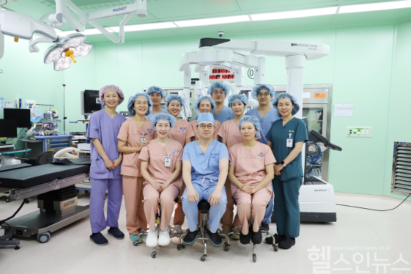 이상욱 순천향대 부천병원 비뇨의학과 교수(첫 줄 가운데)가 1000번째 다빈치Xi 로봇수술(로봇 신장부분절제술)을 집도하고, 의료진과 함께 기념사진을 촬영하고 있다. (순천향대 부천병원 제공)