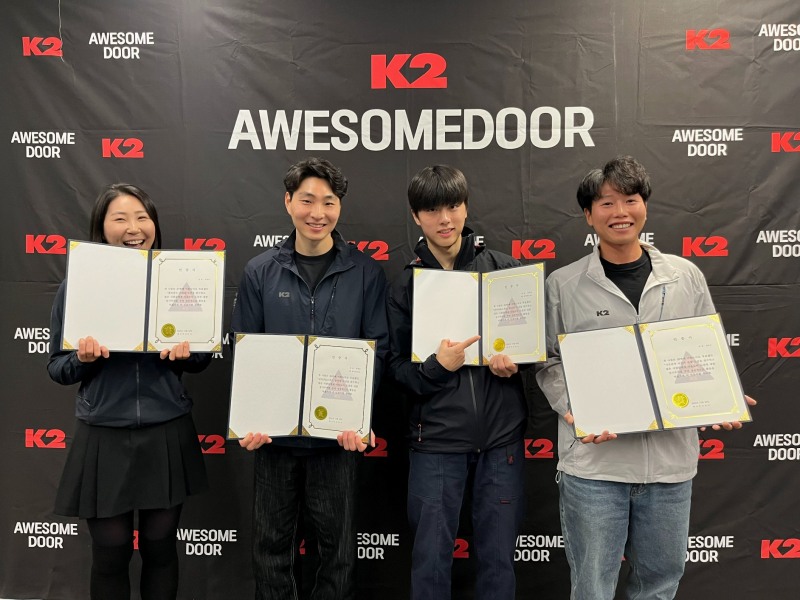 <(왼쪽부터)이조이씨, 하이리스크팀(김태인,신민섭), 강민기씨가 2024 K2 어썸도어 활동보고회 기념촬영을 하고 있다.>