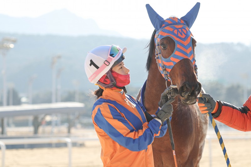 1월 4일 결승선 통과 후 마이티러브와 김태희 기수