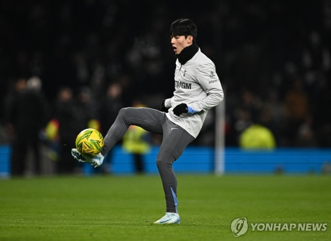 리버풀과의 경기에 앞서 몸 푸는 양민혁