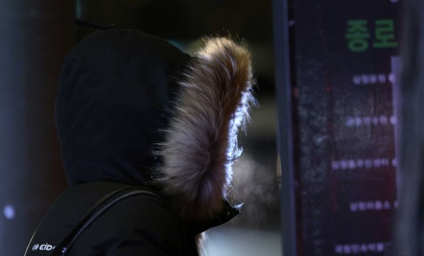 전국에 매서운 한파가 찾아온 지난 9일 오후 서울 종로구 세종대로사거리에서 시민들이 추위를 피해 이동하고 있다.