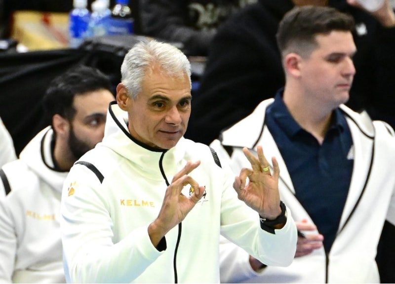 레오나르도 아폰소 KB손해보험 신임 감독