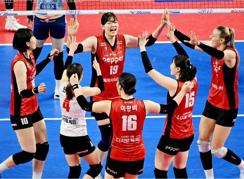 상대 공격을 차단하는 KB손해보험 블로킹