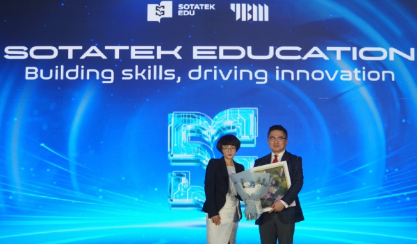 좌측부터 소타텍 에듀 탈리아 응우옌 (Thalia Nguyen) 대표, YBM 허문호 대표.