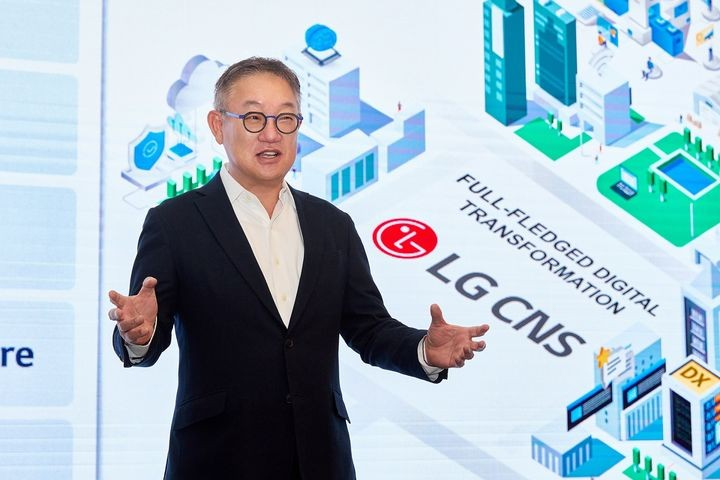 LG CNS CEO 현신균 사장이 9일 서울 여의도 콘래드호텔에서 열린 기업공개 기자간담회에서 발표를 하고 있는 모습. (사진=LG CNS 제공)