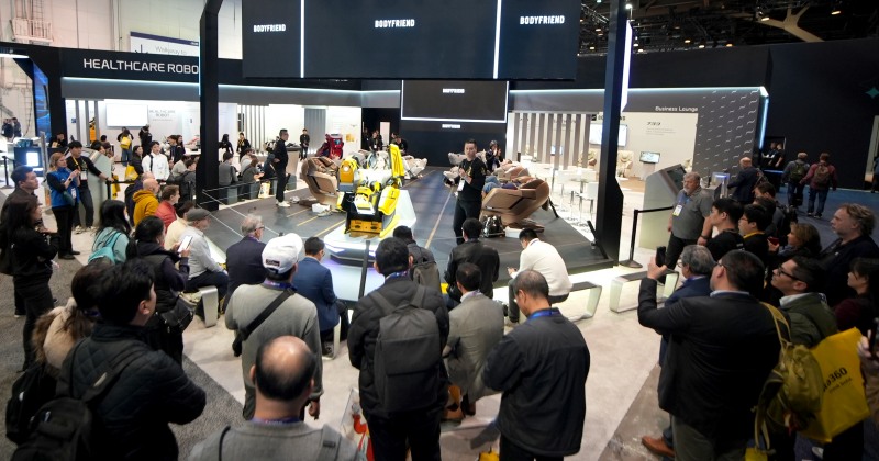 8일(현지시간) CES 2025 바디프랜드 AI헬스케어로봇 ‘733’ 시연 행사에 몰려든 참관객들
