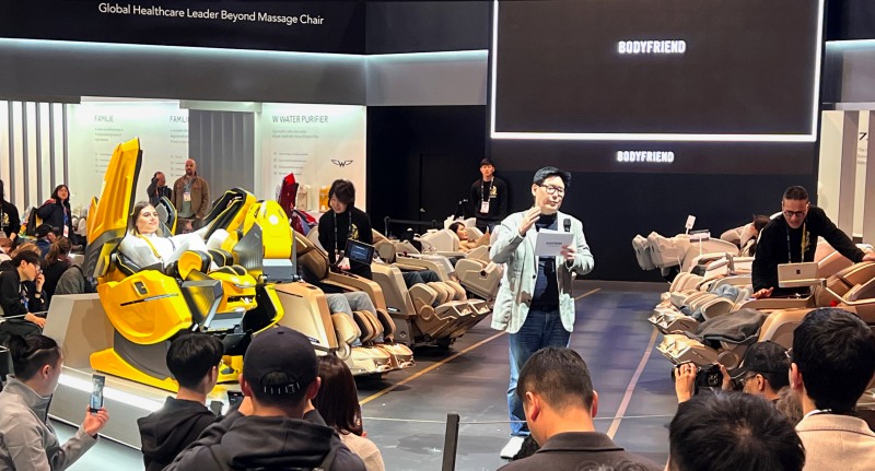 9일(현지시간) CES 2025 바디프랜드 부스에서 강연을 진행하는 데니스홍 교수