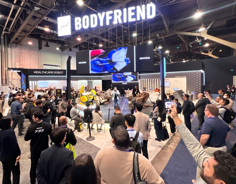 9일(현지시간) CES 2025 바디프랜드 부스에서 데니스홍 교수 특강을 듣는 참관객들