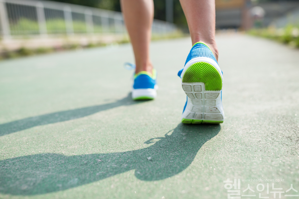 오전 혹은 오후 6시부터 60분 동안 걷는 6-6-6 걷기 운동이 체중 감량은 물론 건강 관리에 도움이 될 수 있다는 소식이 전해졌다. (클립아트코리아)