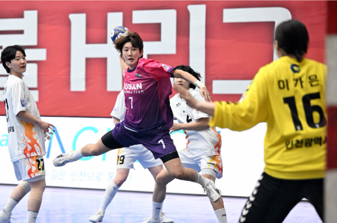 부산시설공단 신진미가 점프슛을 하고 있다. / 사진제공=한국핸드볼연맹