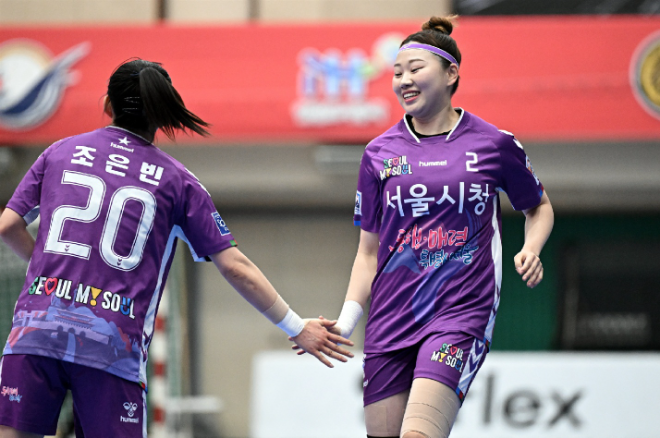 서울시청 송지영이 조은빈과 손벽을 치고 있다. / 사진제공=한국핸드볼연맹