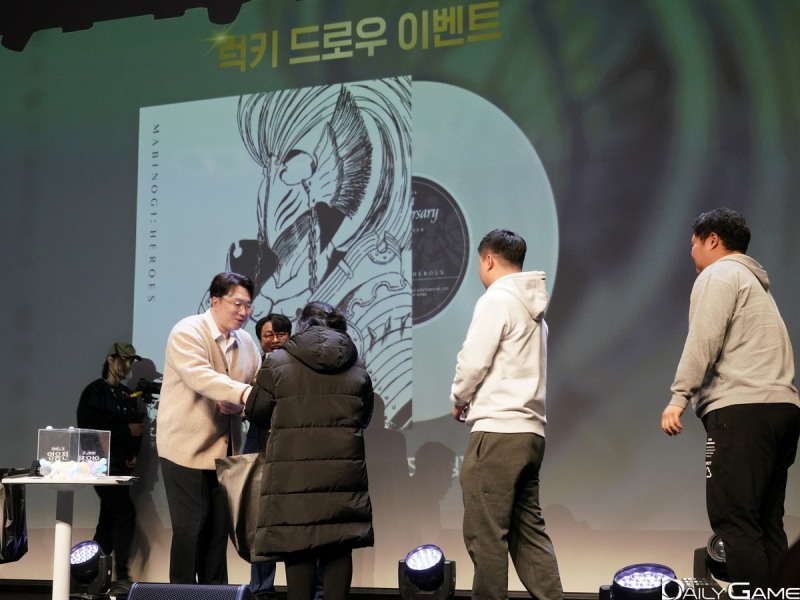 럭키 드로우 이벤트로 게임 음악 LP가 증정됐다.