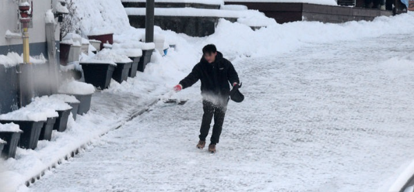 밤사이 전북지역에 많은 양의 눈이 내린 8일 전북 전주시 전주한옥마을에서 한 시민이 제설작업을 하고 있다.