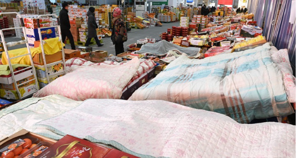 전국 대부분 지역에 한파 특보가 발효된 10일 경기도 수원시 권선구 수원농수산물도매시장 과일동에 동파 방지를 위해 보온 담요가 씌워져 있다.