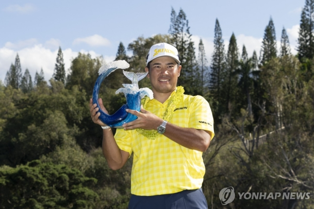 우승 트로피를 든 마쓰야마