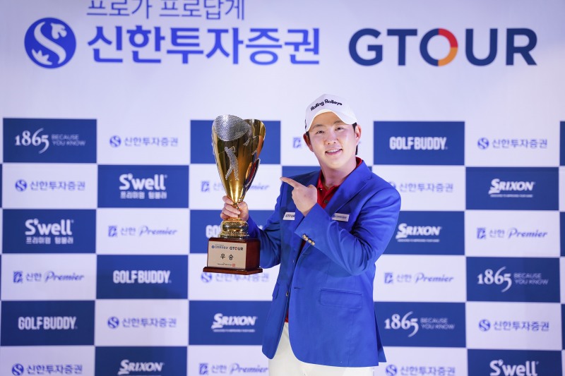 지난 11일(토) 대전 골프존조이마루에서 열린 ‘2025 신한투자증권 GTOUR’ 1차 대회 우승자 이용희가 우승컵을 들고 세리머니하며 기념사진을 촬영하고 있다.
