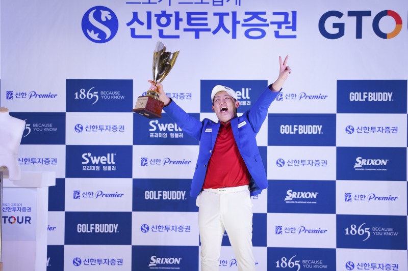 지난 11일(토) 대전 골프존조이마루에서 열린 ‘2025 신한투자증권 GTOUR’ 1차 대회 우승자 이용희가 우승컵을 들고 세리머니하며 기념사진을 촬영하고 있다.