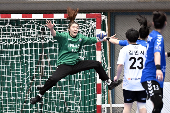 삼척시청 박새영 골키퍼가 슛을 막아내고 있다. / 사진제공=한국핸드볼연맹