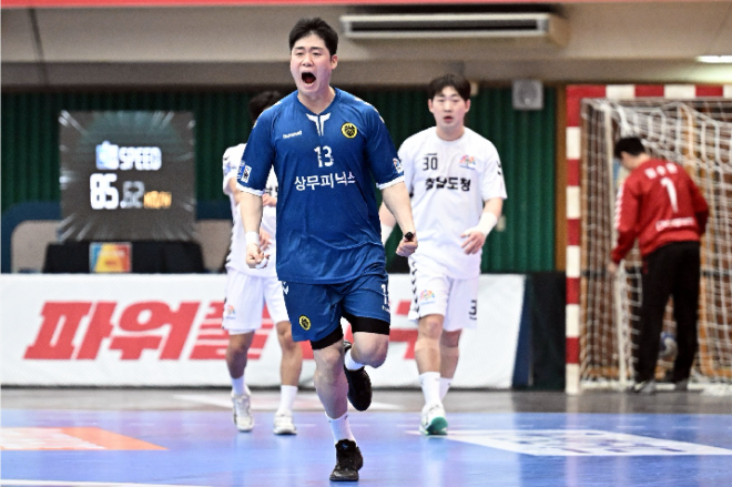 상무피닉스 신재섭이 골 성공 후 포효하고 있다. / 사진제공=한국핸드볼연맹