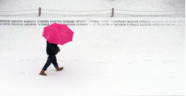 지난 5일 오전 서울 여의도 국회에서 한 시민이 우산을 쓰고 걸어가고 있다.