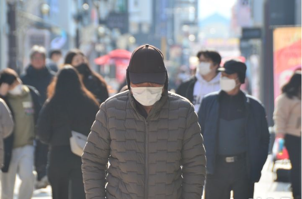 영하 12도의 한파가 들이닥친 11일 충북 청주시 성안길에서 주말을 즐기러 나온 시민이 길을 걷고 있다.