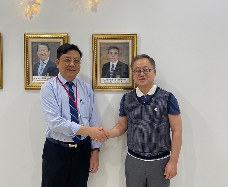 (왼쪽부터) 태국 왕립 쭐라롱꼰 대학병원 위찬교수와 엘앤케이바이오 강국진 회장이 ‘2025 높이확장형 케이지 글로벌 심포지엄’ 개최를 위한 협의를 기념하며 사진 촬영하는 모습