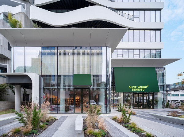 올리브영N 성수점에서 만나는 투크의 아이 메이크업 라인