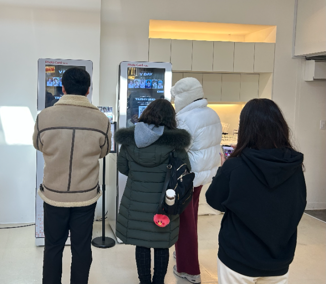 BTS V 팬클럽, 성수동 비데이 카페에서 특별한 생일 축하 이벤트 개최