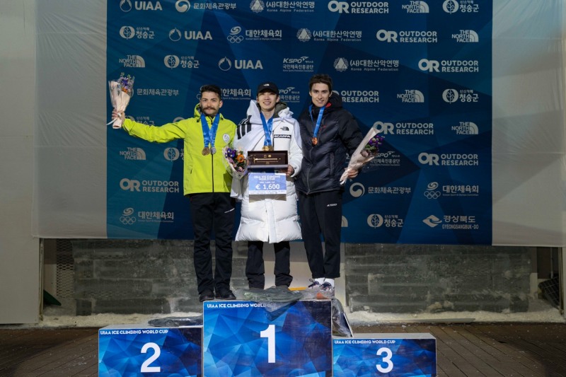 노스페이스 애슬리트팀 이영건 선수 ‘2025 청송 아이스클라이밍 월드컵’ 우승영원아웃도어(대표 성기학)의 노스페이스 애슬리트팀 소속 이영건 선수(가운데)가 12일까지 경북 청송에서 개최된 ‘2025 청송 아이스클라이밍 월드컵’에서 우승한 후 기념 촬영을 하고 있다. 이영건 선수는 청송 아이스클라이밍 월드컵과 겸해진 아시아선수권대회에서도 우승을 차지하는 쾌거를 거뒀다.