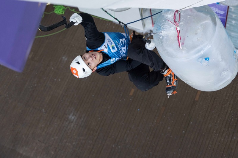 “이번 대회 주인공은 바로 나!” 매서운 칼바람을 맞으며 빙벽을 오르는 노스페이스 애슬리트팀 이영건 선수